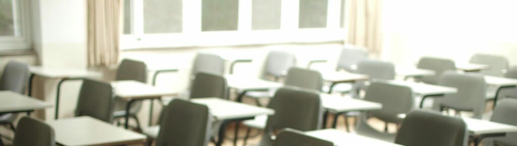 Een aantal rijen stoelen in een klaslokaal.